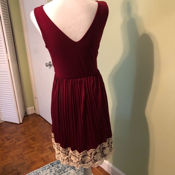 Burgundy Lace Trim Vneck stretch pleated Dress - Picture 3 of 4